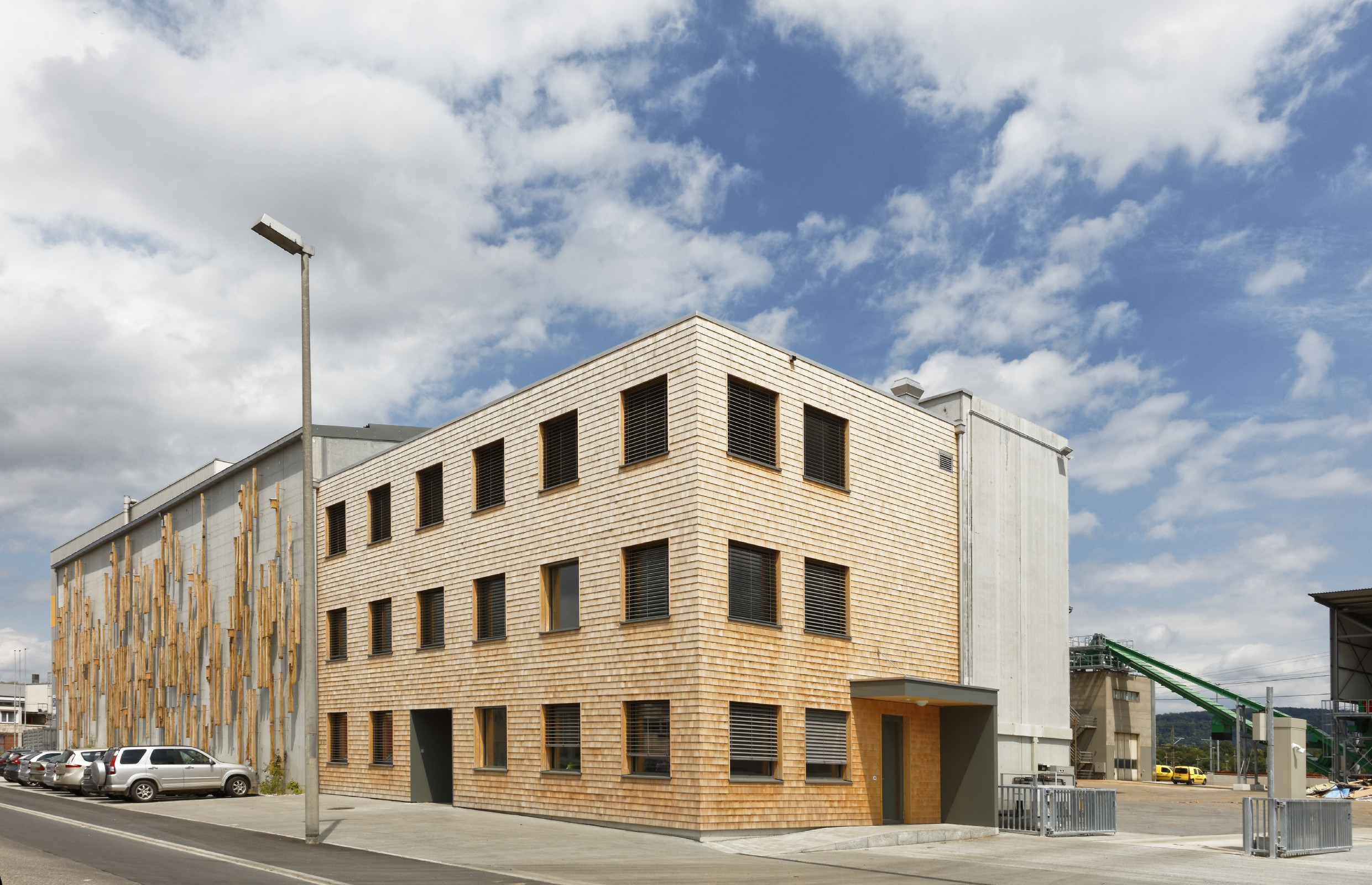 The three-storey office building housing the Energieholz-Zentrum in Muttenz is a timber-frame construction that could be extende